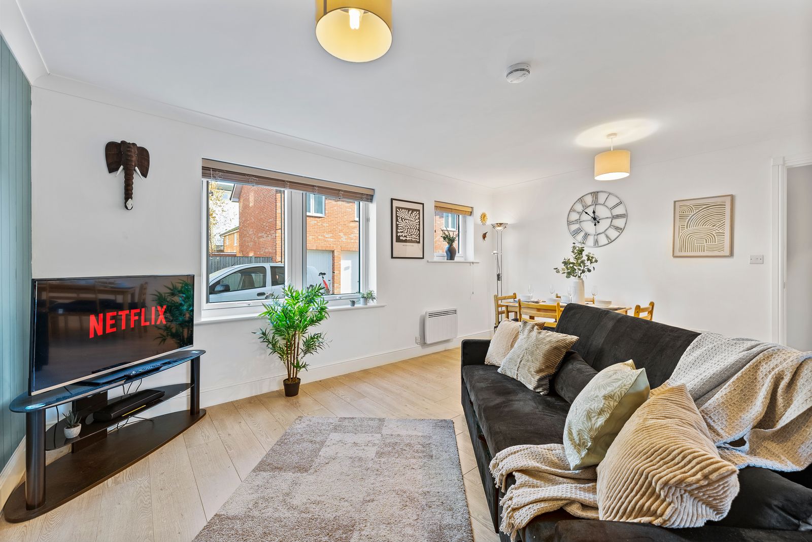 Contemporary 2 Bed Apartment in Warwick - Parking