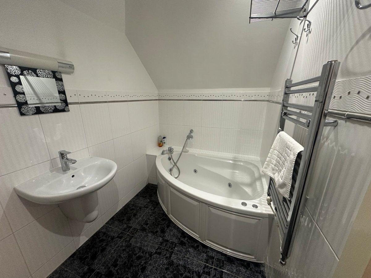 Contractor's Suite - Free Private Parking & 2 bath