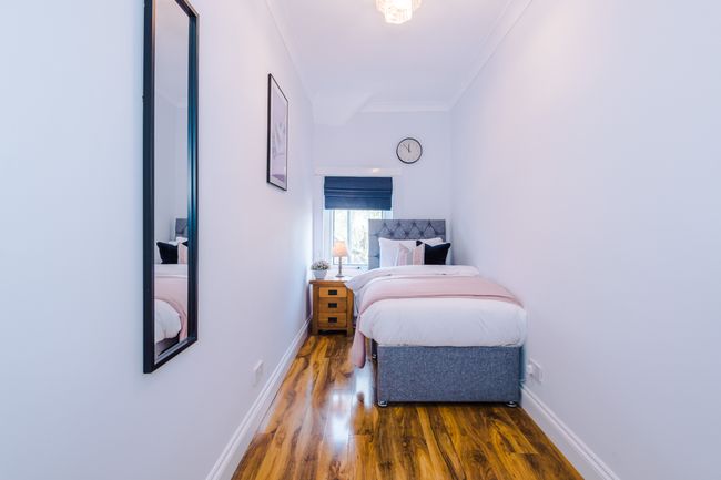 Huge House in Leeds 6BR sleeps13 by PureStay Short Lets