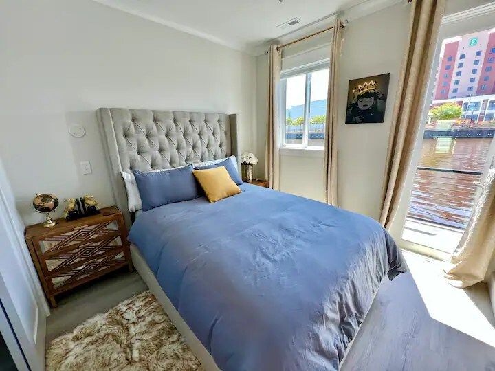The Regency - Houseboat Downtown