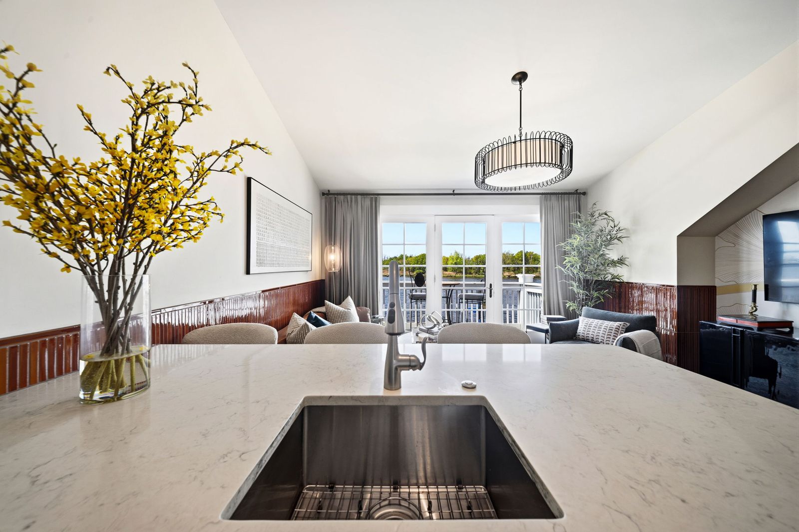 The Lantern Loft - Luxury Riverfront Downtown