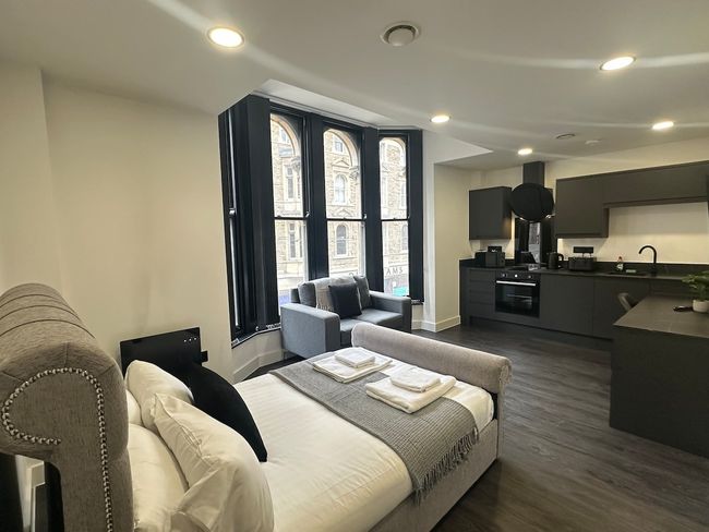 Spacious Central Studio, 1 Minute from The Square