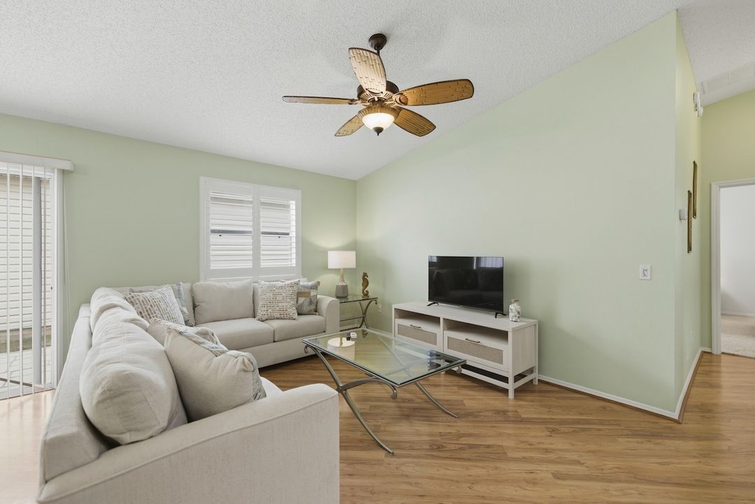 Lake Sumter 2BR — a 2-bedroom rental with a golf cart and BBQ between Lake Sumter Landing and Brownwood