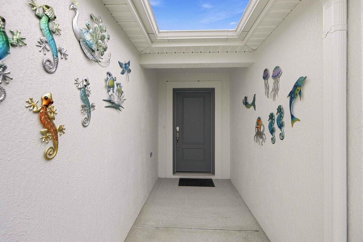 Spacious 3BR · Sleeps 7 · King Bed · Lanai — photo 7