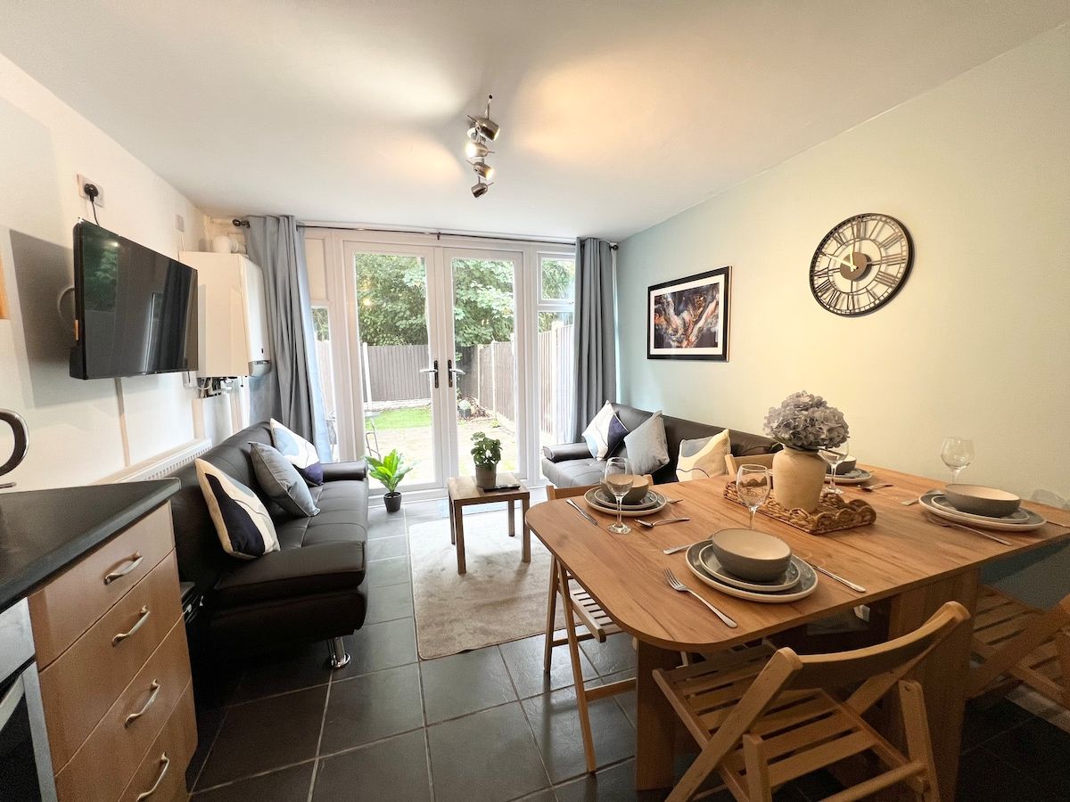 7 Bed | Home in Runcorn | Perfect Corporate Stays