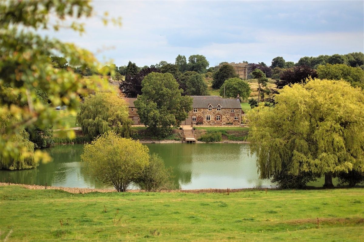 8 bedroom Lodge on a beautiful private Estate