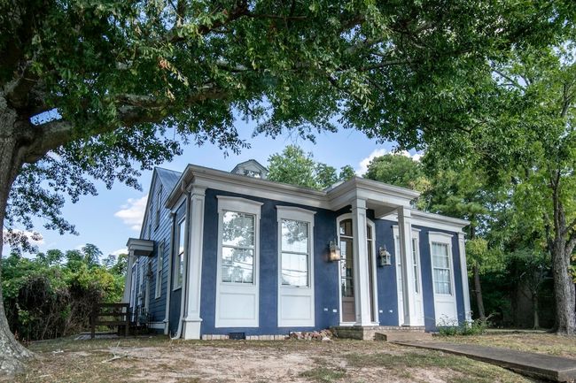 The Camp, 2BR Cozy Triplex by Velvet Ditch Villas