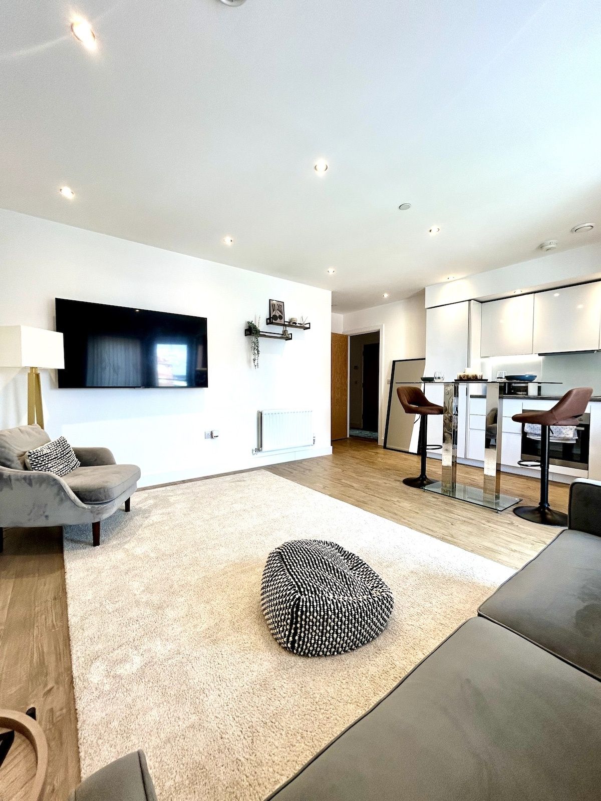 Modern Airport Apartment~Prime Location~Parking