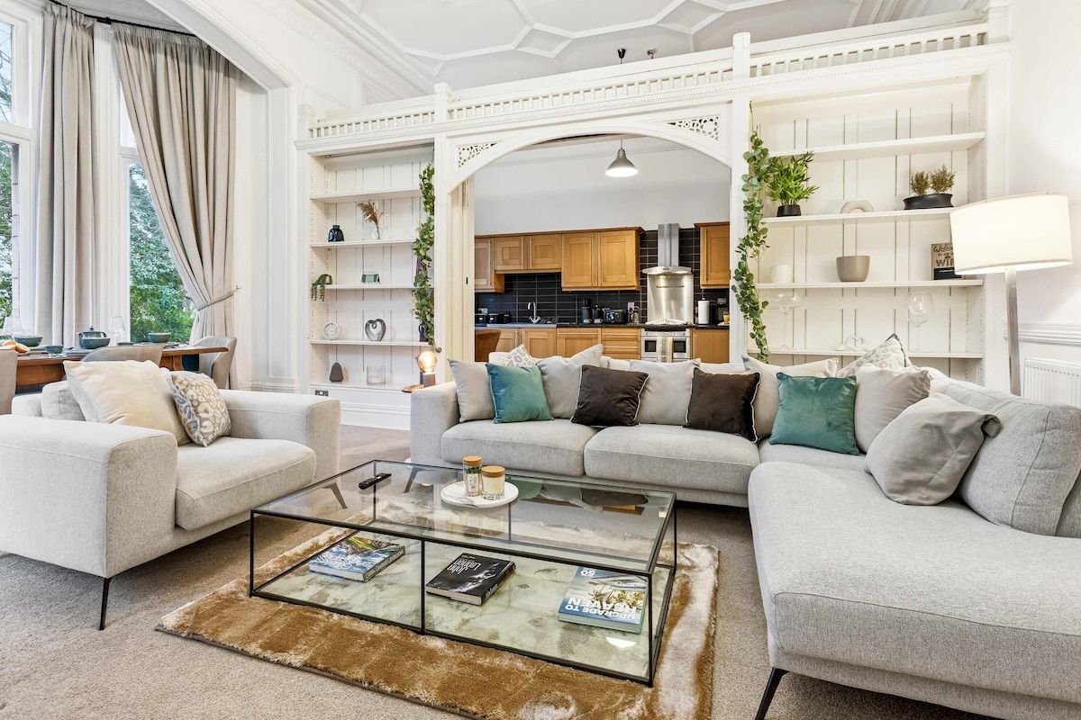 Luxe Victorian Spacious Home - Parking - 3 Beds