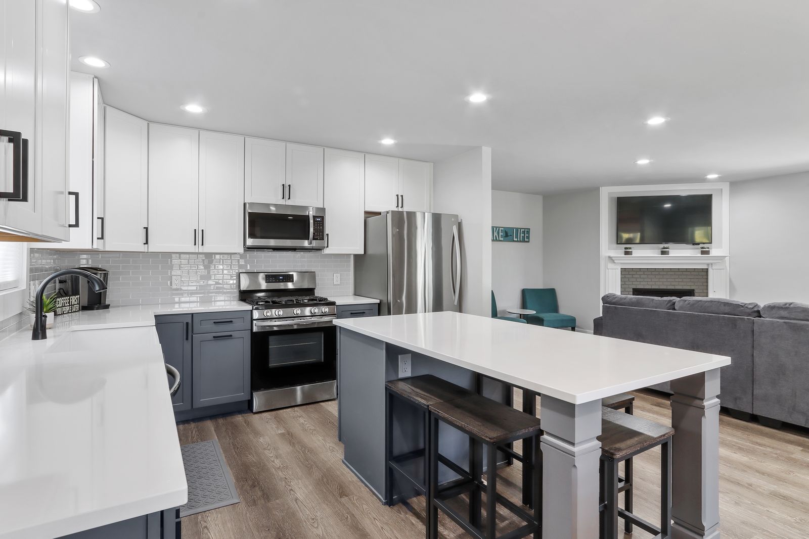 Cherry St Retreat, Walk to Geneva Lake, Sleeps 14!