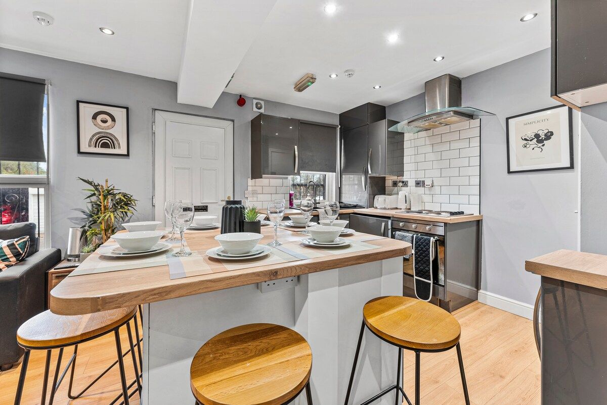 Ideal house 4 bed House - 10 mins from Leeds