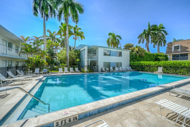 Beautiful 2-Bed Steps to Naples Beach & Town — photo 2