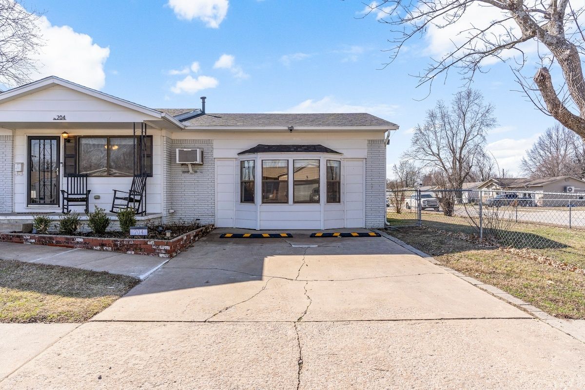 Owasso Home/ 5 beds 2 bath/ King