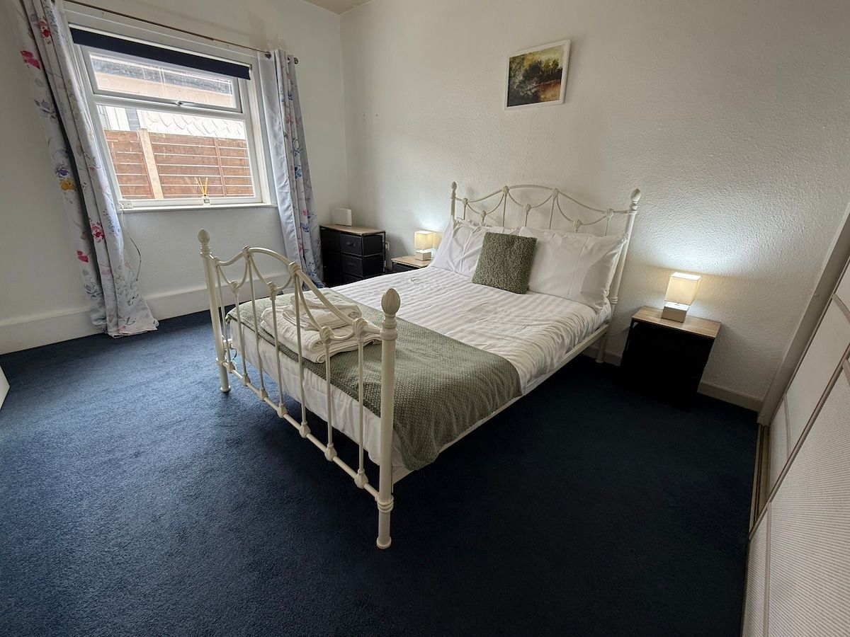 Cosy Coastal Retreat | 1-Bed Apartment Rhos-on-Sea