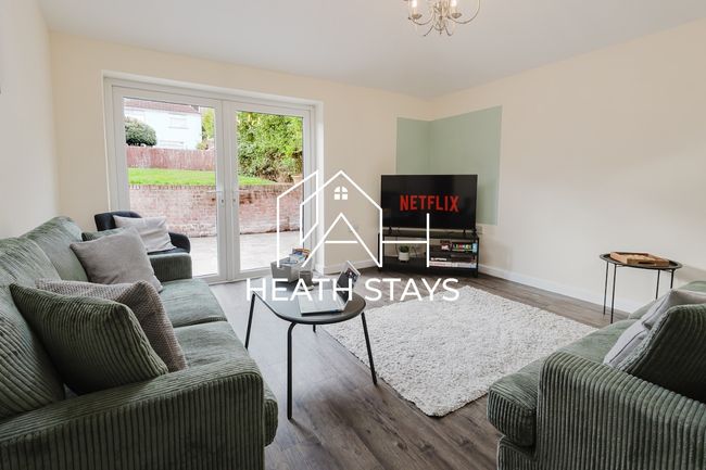 Central 5BR Home, Ideal for Groups, Parking, WI-FI