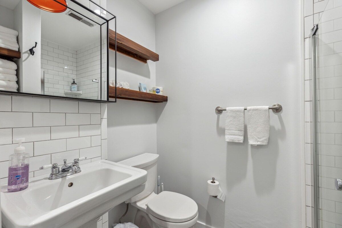 Diamond Courtyard | Historic Downtown | Parking