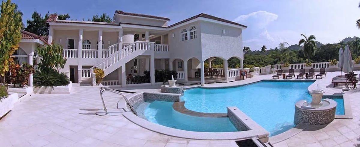 4BR Private Villa with Pool – Near Cofresí Beach