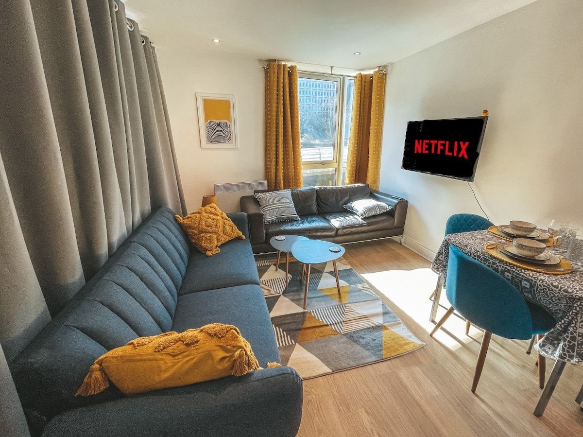 City Centre Studio, Comfy Bed beside New St Station by StayByNumbers