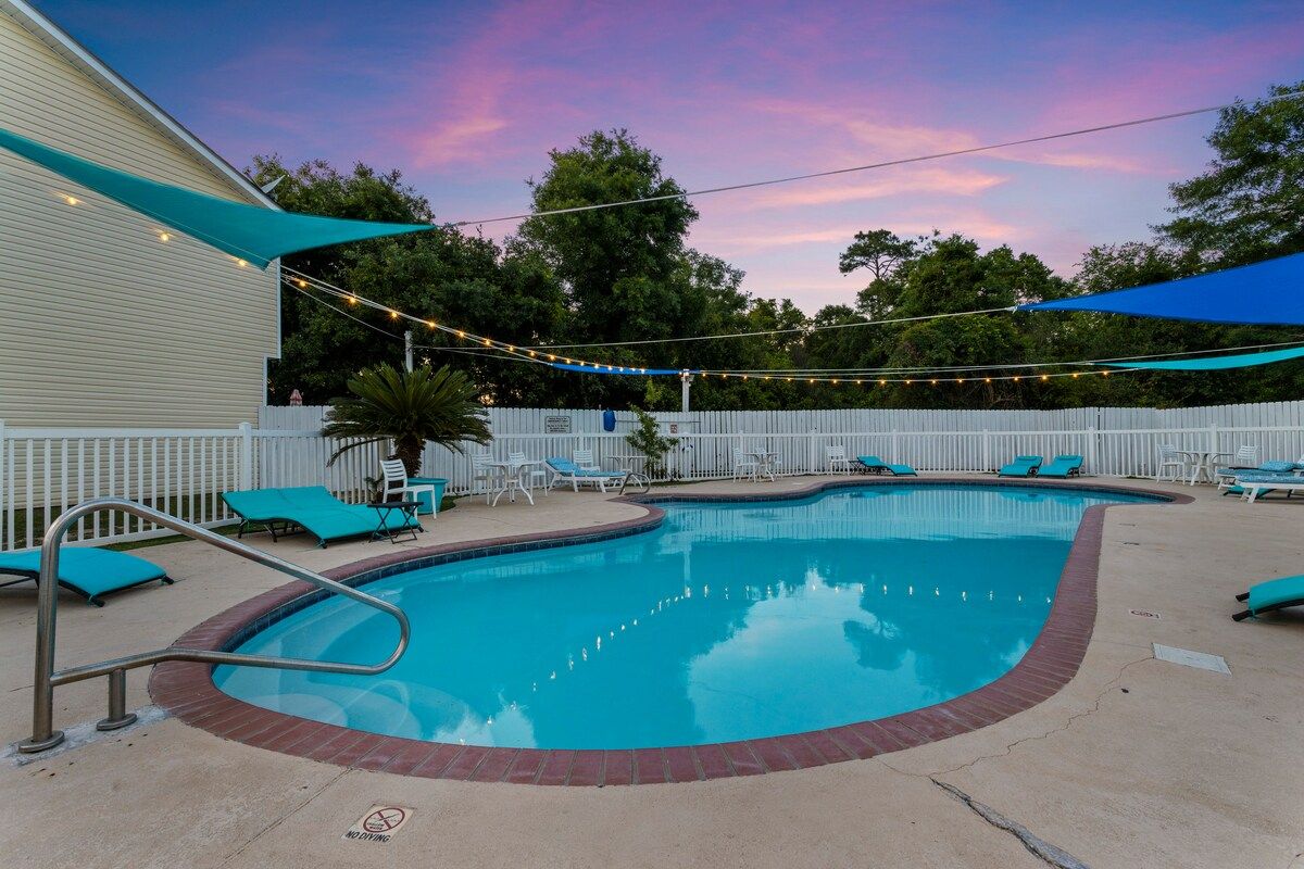 Walk to Beach & Pool Townhome