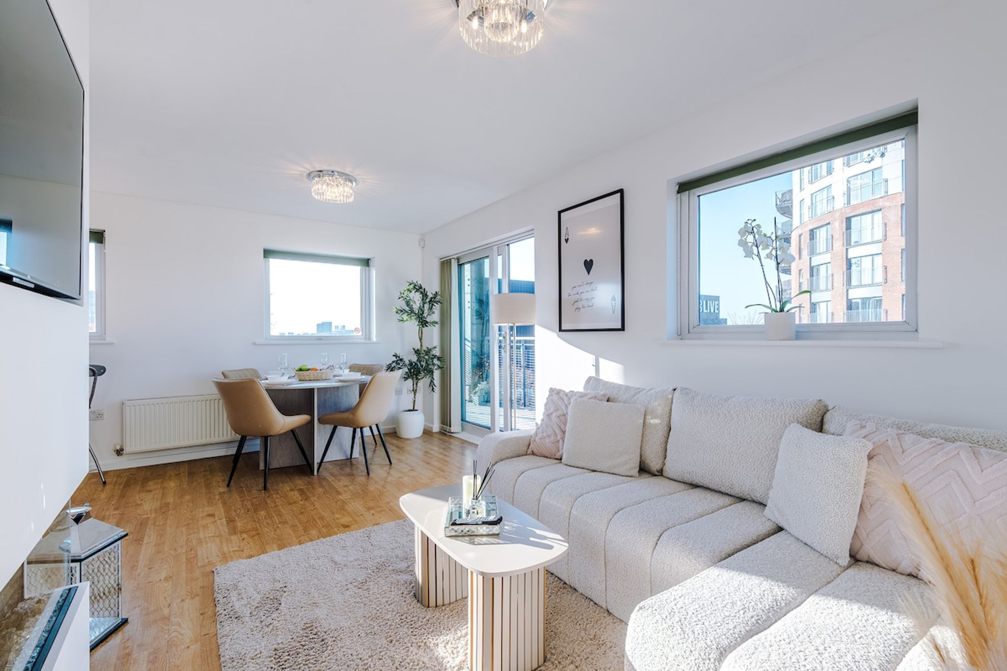 Stylish MCR 1BR Apt | Etihad | Coop Live | Parking