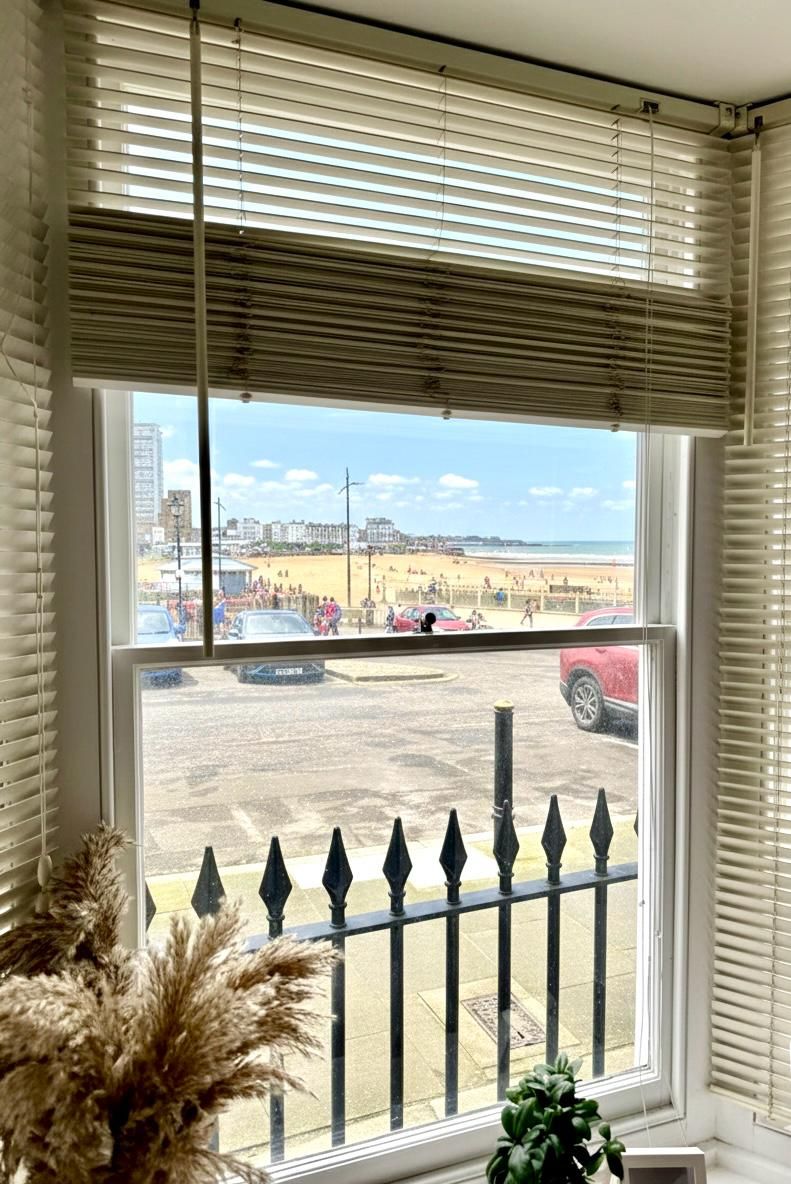 The Scenic Lookout | Sea Views | Family Pad | Games Room | Dreamland | Margate