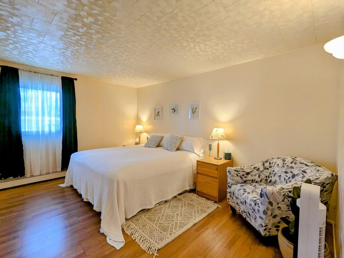 Second Floor Unit. Centrally-located in Town! Near top Fairbanks attractions and amenities. Free WiFi.(Apt.#2)