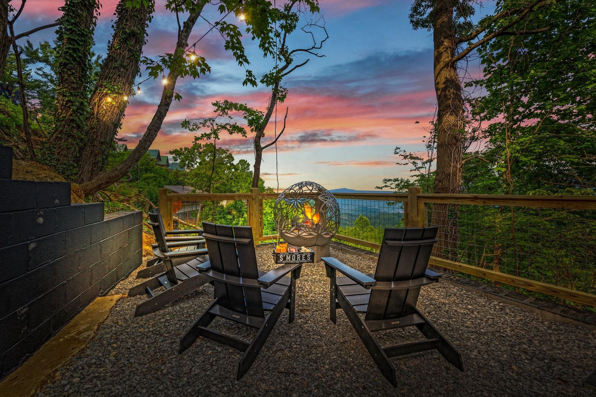 Chalet Edelweiss ~ Breathtaking Views of Mt. Le Conte and Skiing~