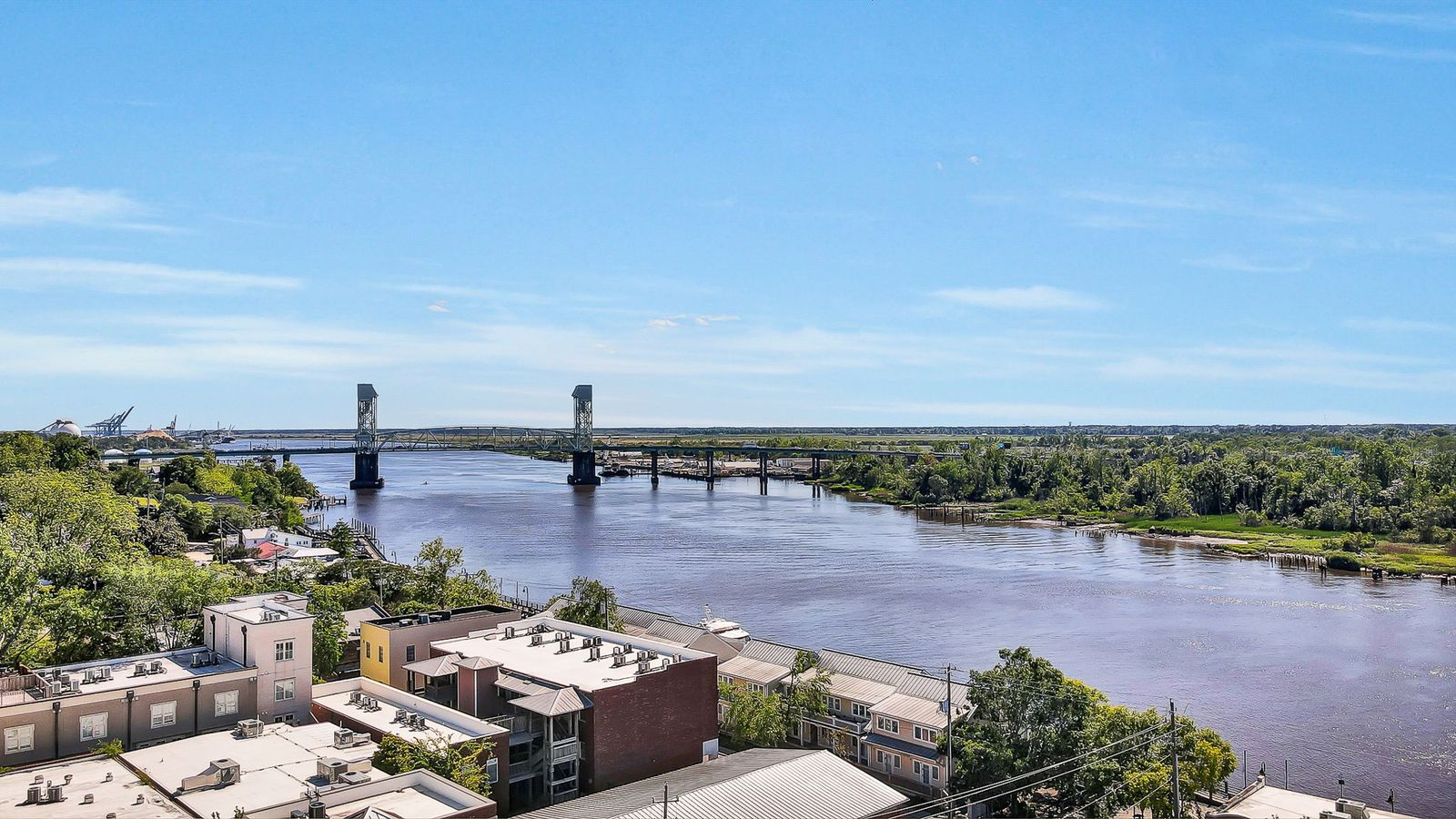 The Lantern Loft - Luxury Riverfront Downtown