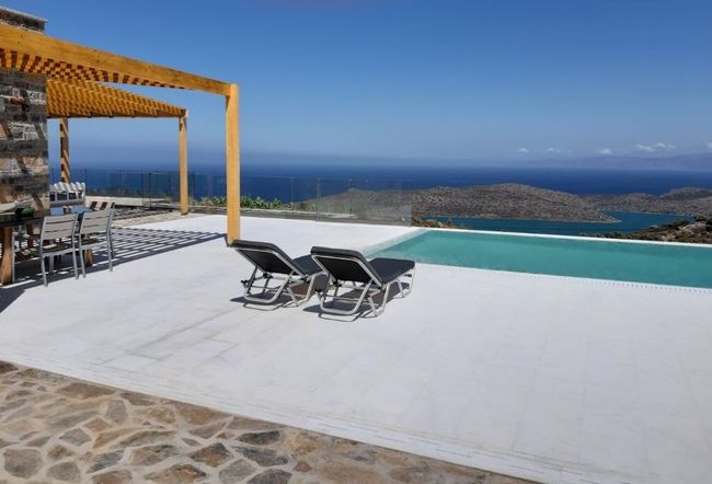 Mountain and Private Beach VILLA FALCON 2-8 pers.