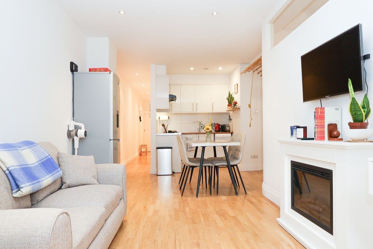 Bright 2bed garden flat with sky-lights in Chelsea