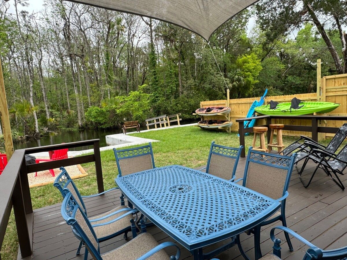 Camp Manatee-waterfront, boatslip, pet-friendly, kayaks,