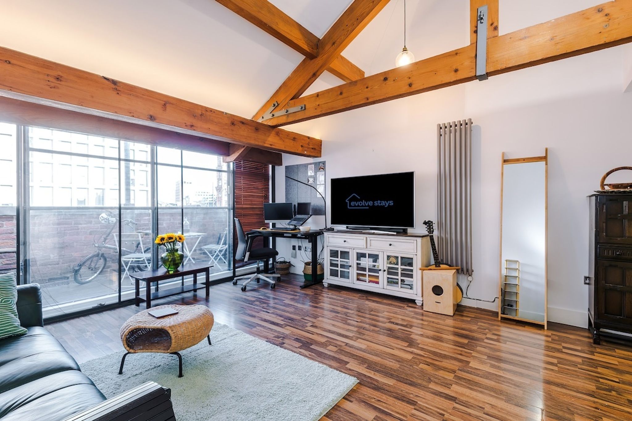 Central MCR 2BR/2BA • Parking •WiFi • Full Kitchen