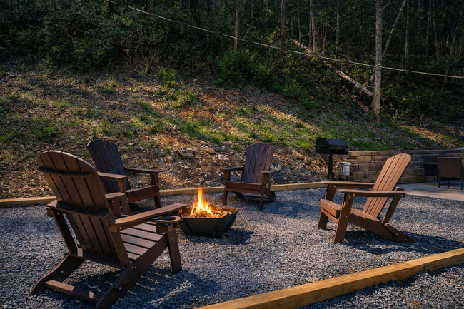 Brookside Serenity: 2 King Suites, No Steep Roads, Close to Parkway