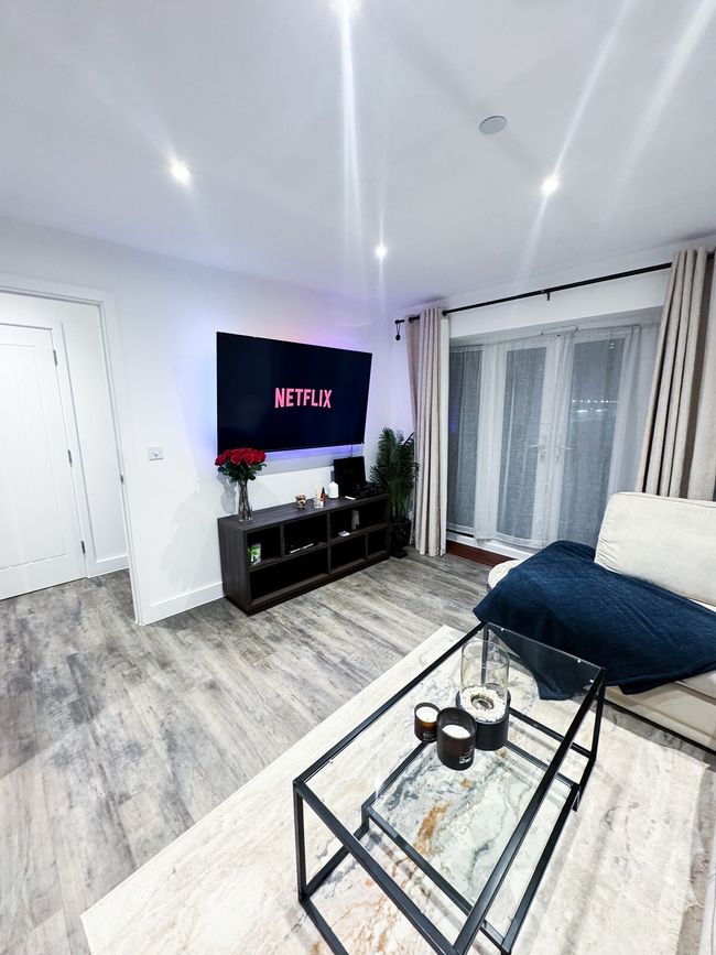 Rochester Gem | Balcony, Parking & Station 2 mins