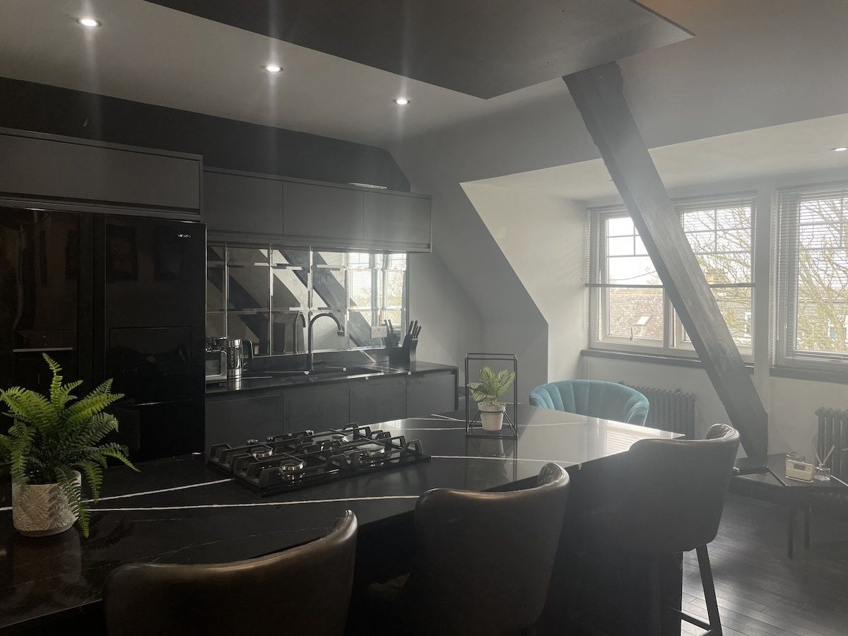 Resi-Lets: Monopoly Apartment | Large 4 Bed Penthouse Apt