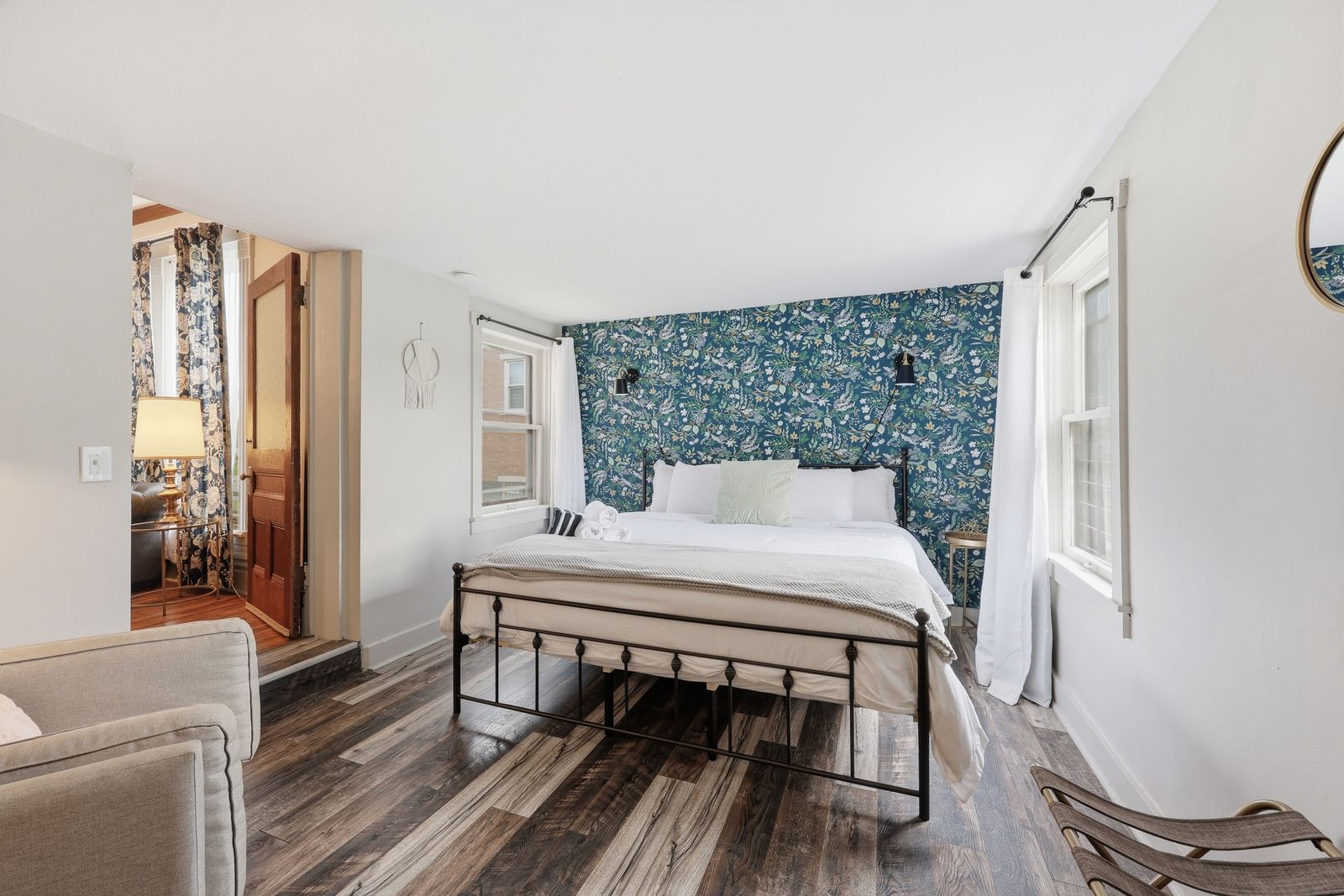 Huge 1st floor corner suite w/priv bath