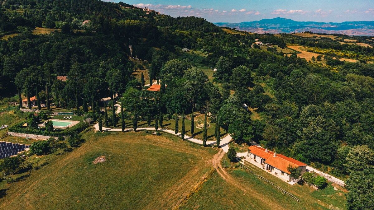 Twin Retreat Ensuite • Pool • Tuscan Valley Views