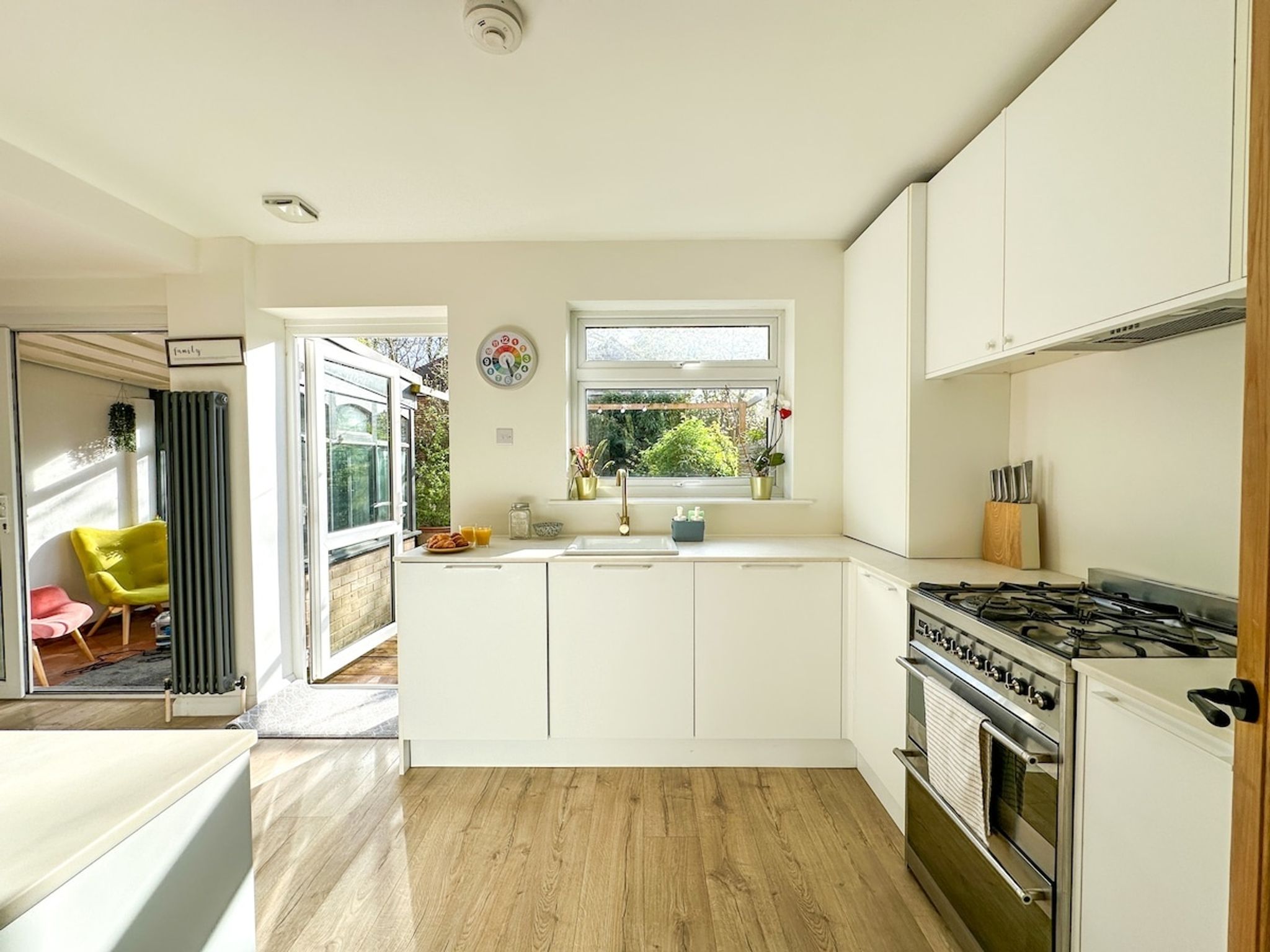 Modern 3 Bed Home - Pets Welcome + FREE Parking