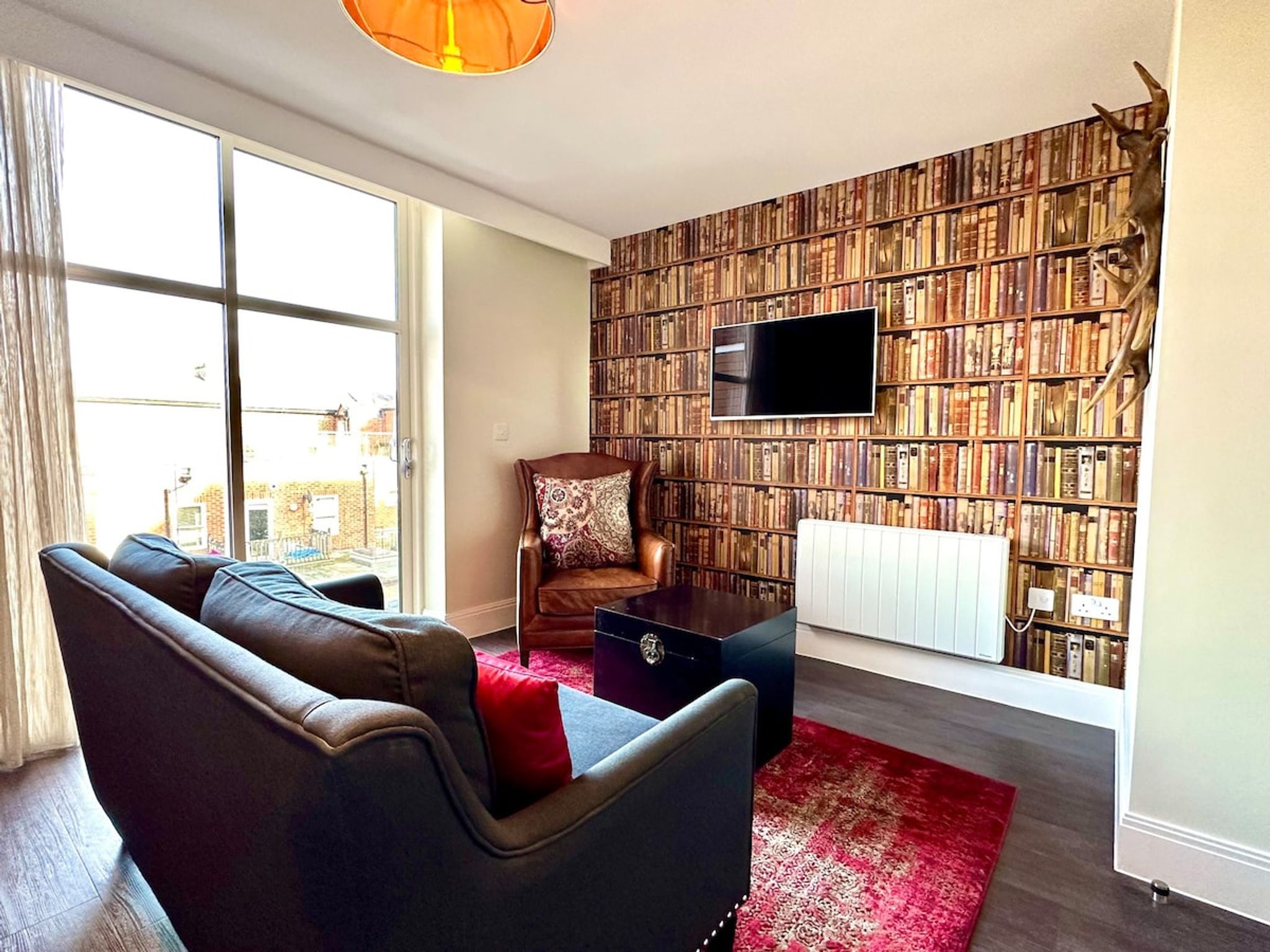 Super Trendy Apartment - Free Parking & Fast WiFi