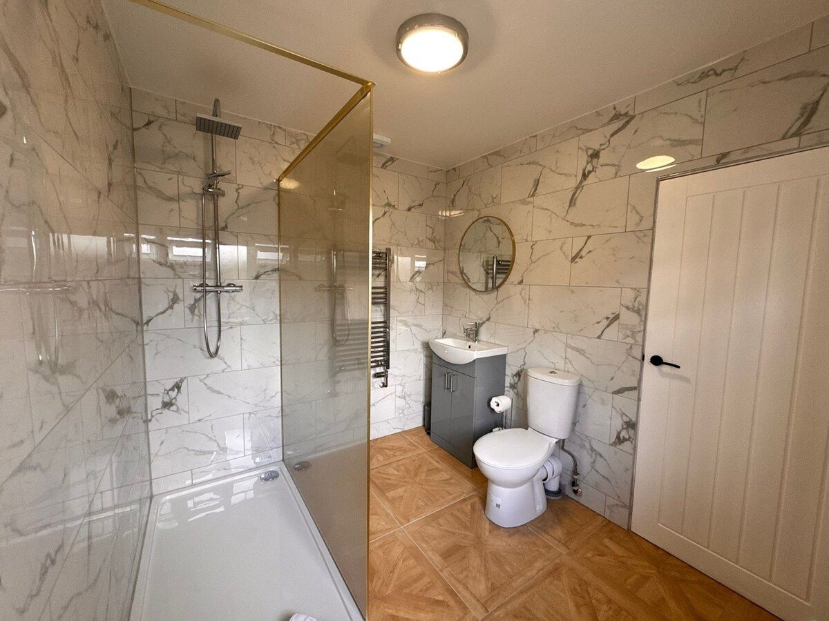 Large Brand New 5 Bedroom House, 2 Bathrooms