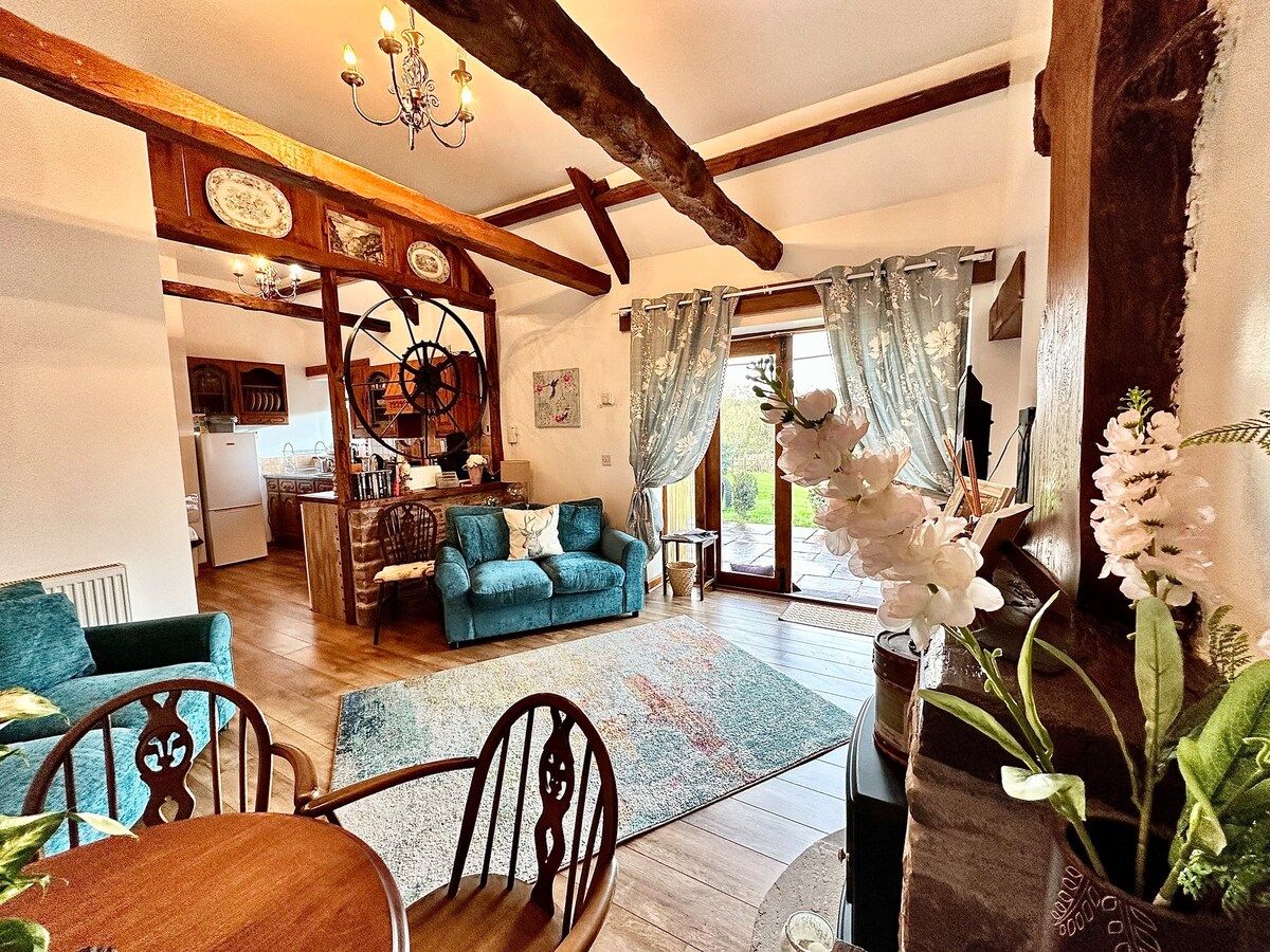 Detached ONE LEVEL stone barn 2 Bedrooms with Cymru Holidays