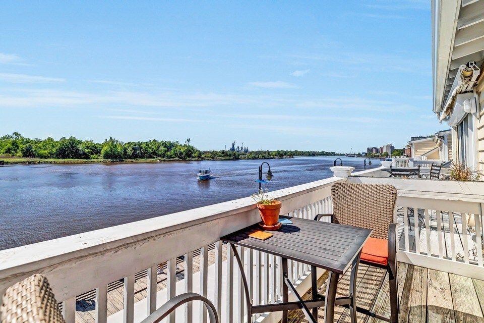 Haus Of Style - Sunsets on the River - Parking