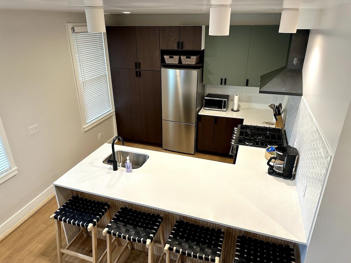 Mid Century Vibes - Modern Newly Rennovated! DT