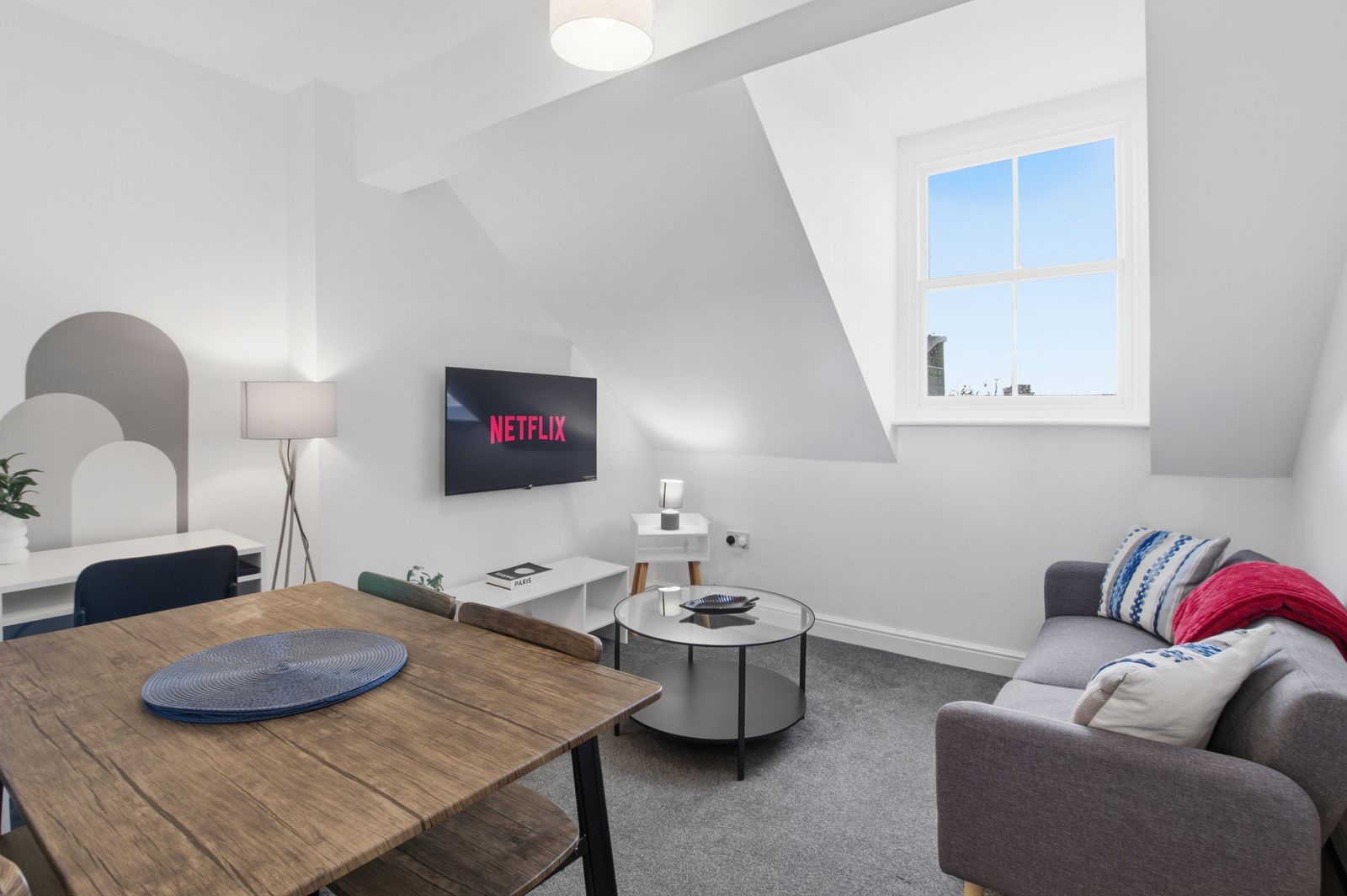 Amazing Stylish Apartment Ideally Located