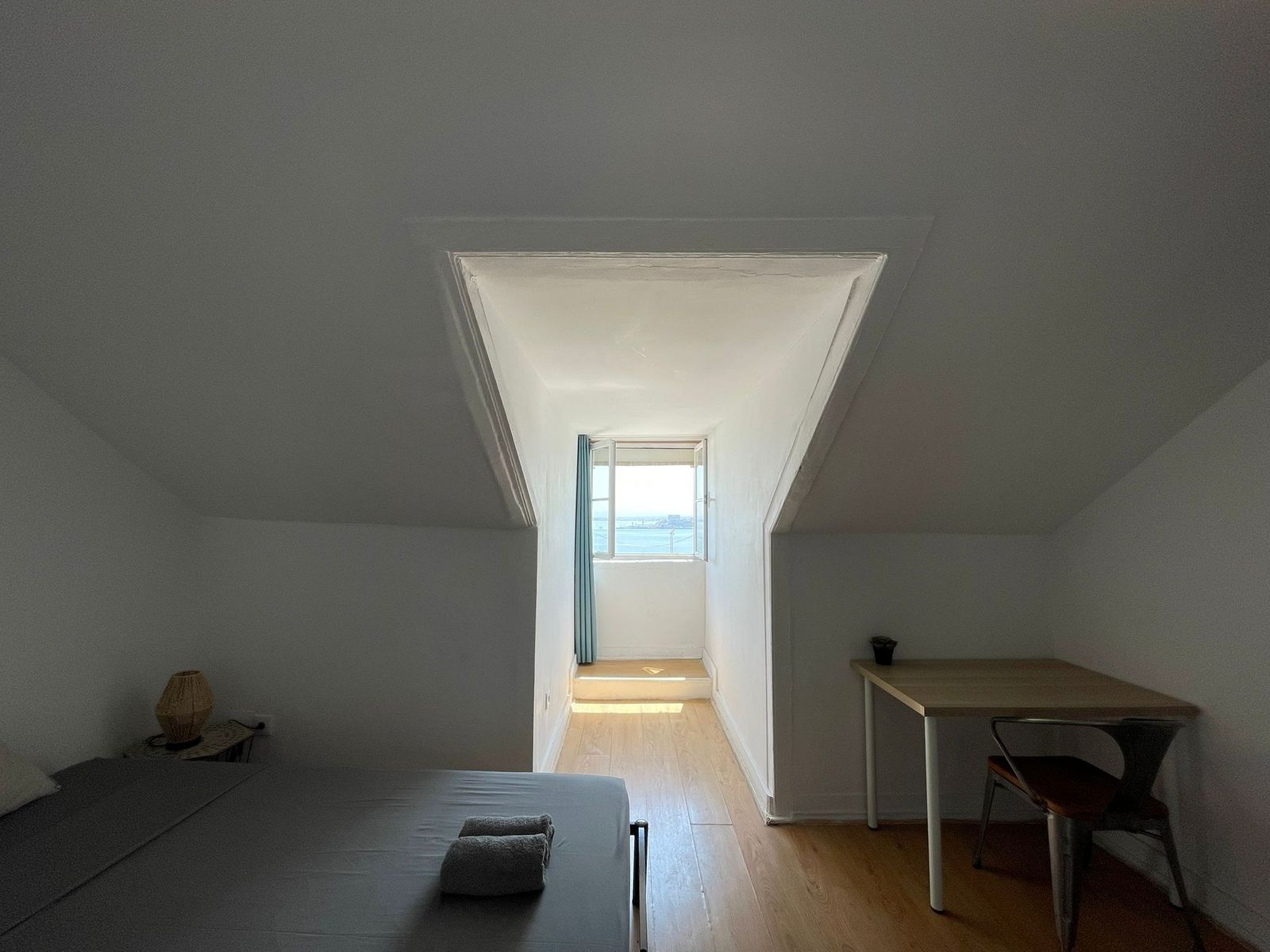 Spacious Room with Sea View in central Lisbon