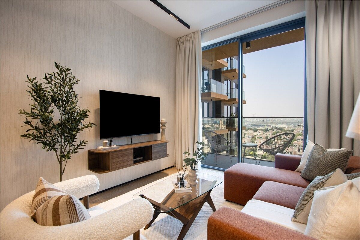 Cozy 1BR w Balcony and Open Views Near Circle Mall