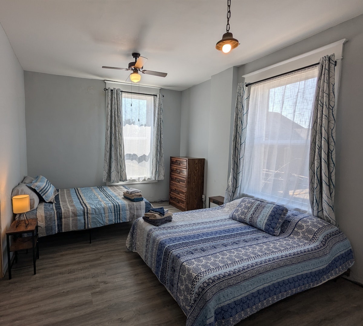 Private Room, 2 Queen Beds with Free Laundry