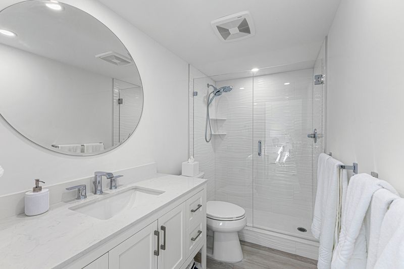 Beautiful 2-Bed Steps to Naples Beach & Town — photo 8
