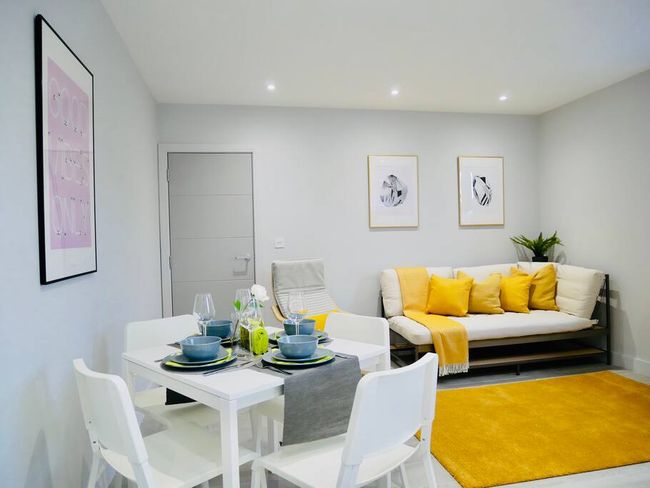 ⭐⭐⭐⭐⭐ Walk to the BEACH, Parking, WIFI & Netflix