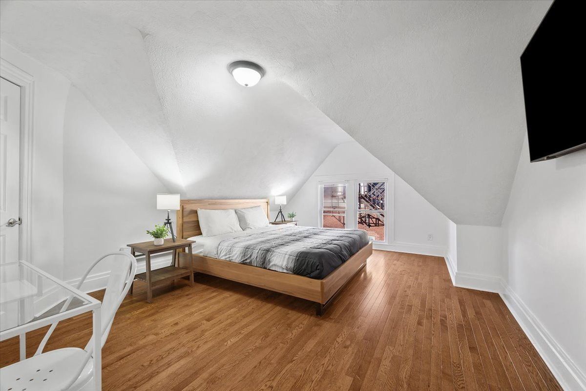 Bloomfield Room w/ King Bed @K
